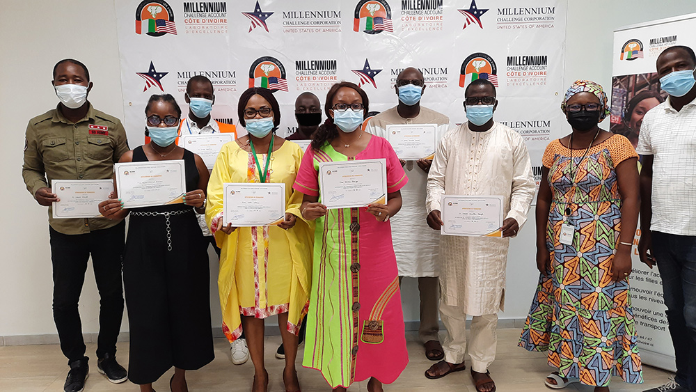 Remise des attestations de formation au personnel de MCA-CÔTE D'IVOIRE sur l'approche Genre et Inclusion sociale (GIS) dans les projets du compact