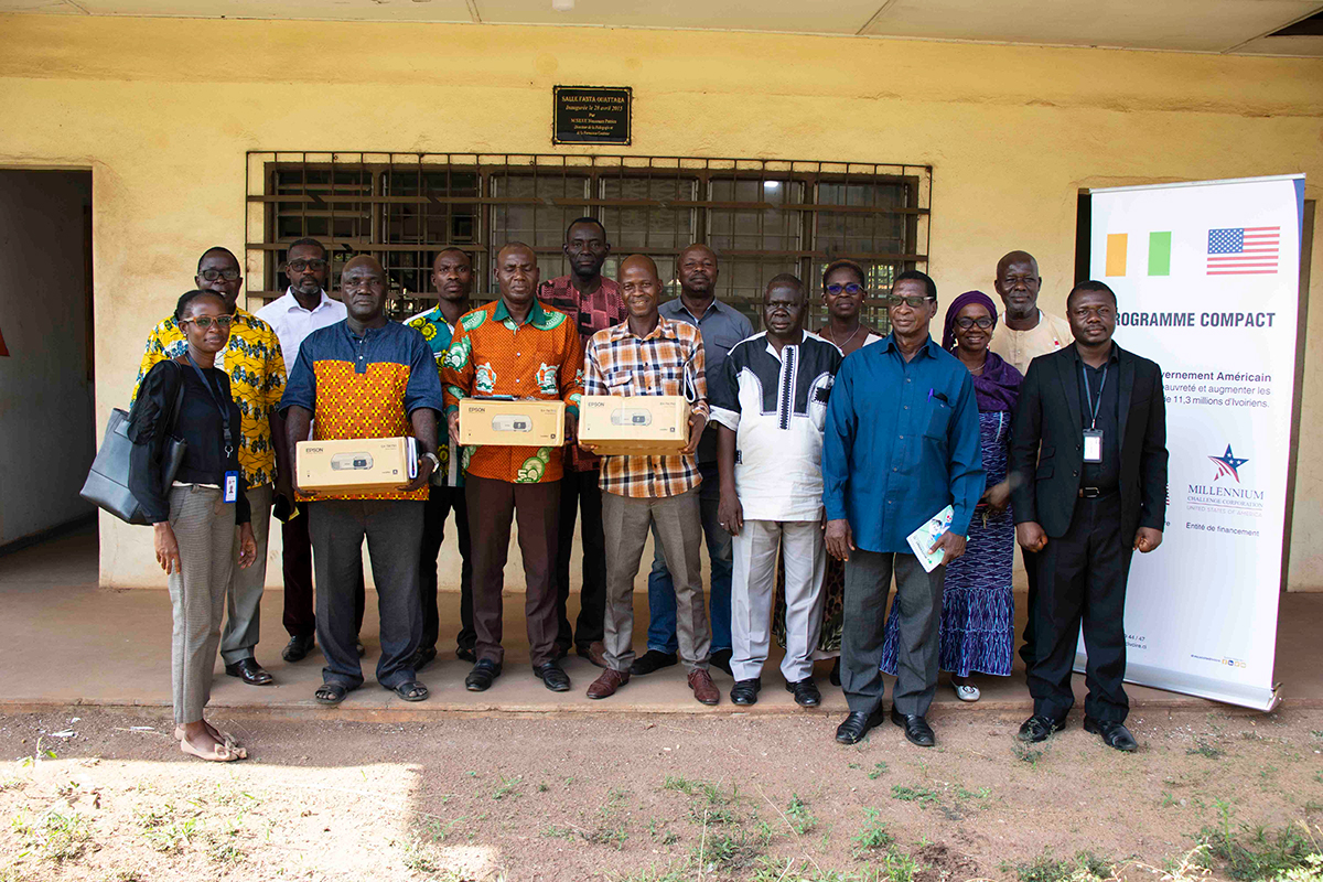 Remise d'équipements aux Antennes de la Pédagogie et de la Formation Continue (APFC) de Bouaké et de San-Pedro