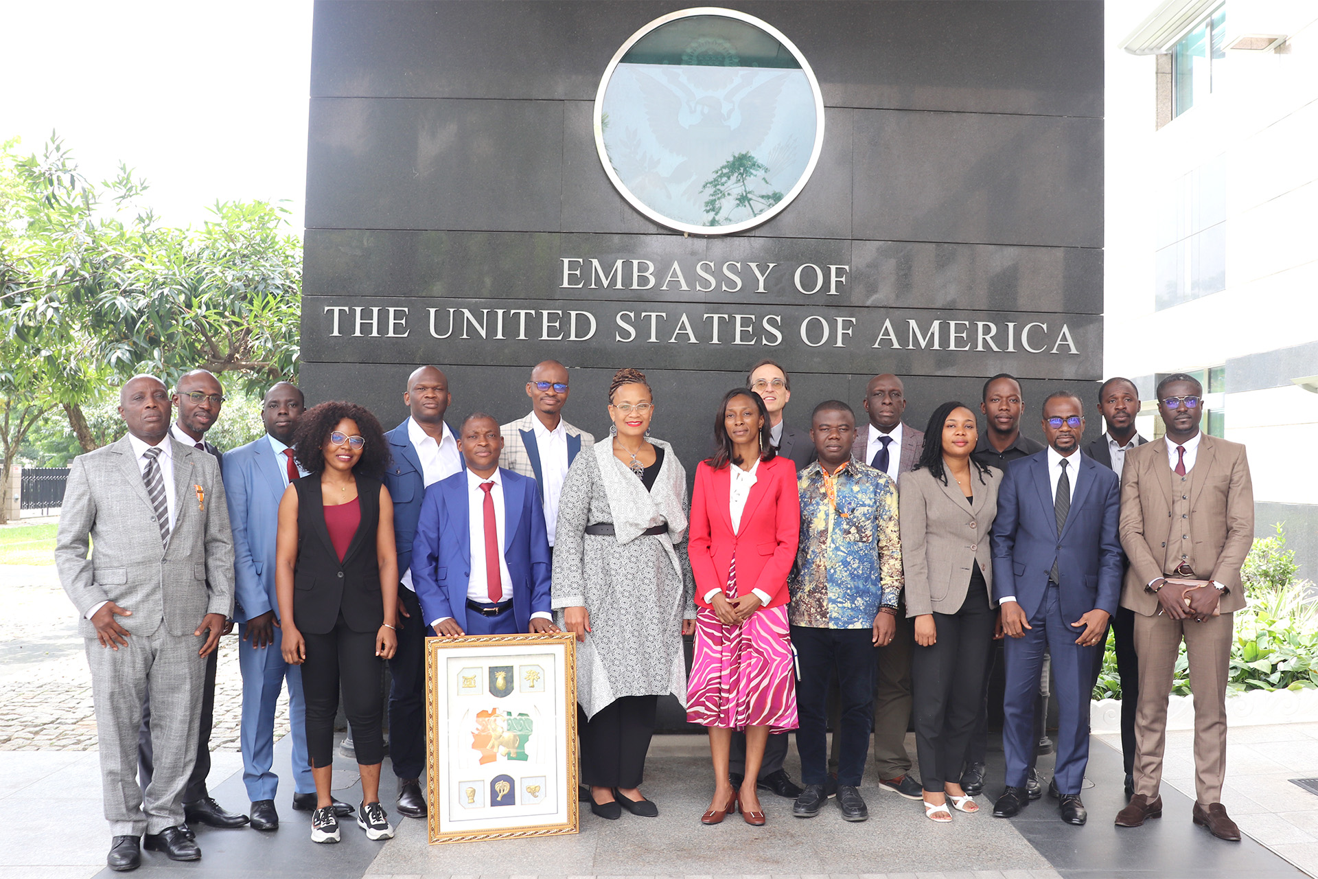 Projet ATP : Les diplômés de la première cohorte du programme Mastère 3ES reçus par l'Ambassadeur des États-Unis en Côte d'Ivoire
