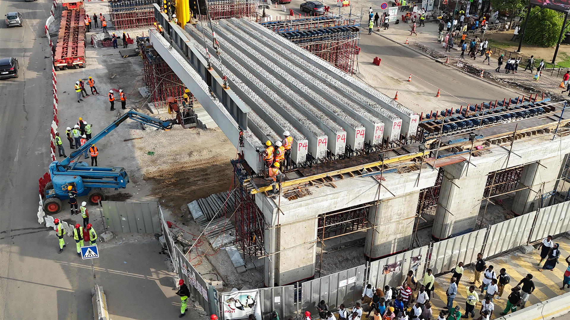 CONSTRUCTION DE L’ÉCHANGEUR DE KOUMASSI : LES PREMIÈRES POUTRES POSÉES