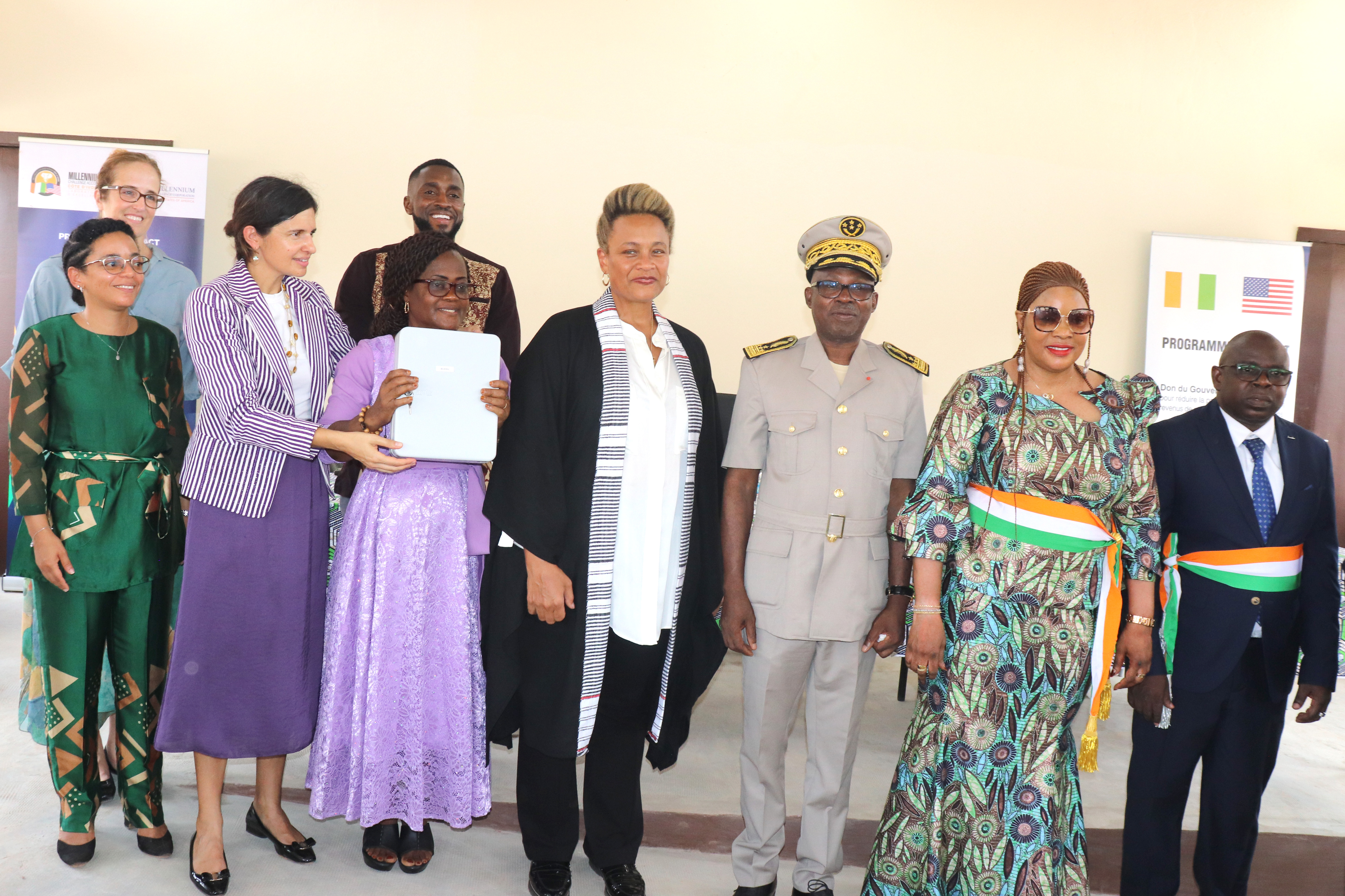 Remise officielle des clÃ©s des CollÃ¨ges de ProximitÃ© de Blahou et Gnity, suivie dâ��une visite du chantier de lâ��antenne rÃ©gionale de lâ��ENS